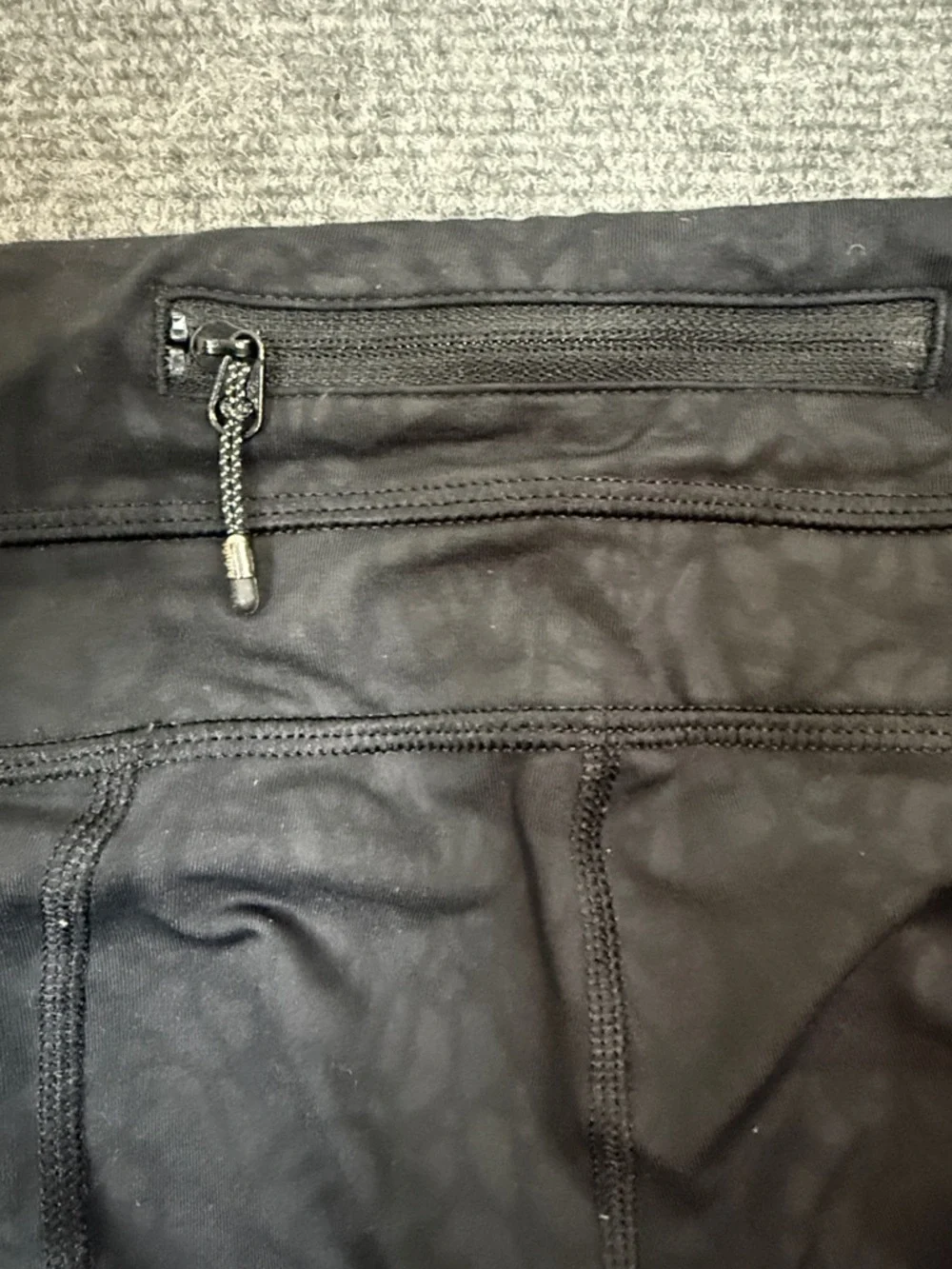 Lululemon Black Patterned Cropped Leggings Back Zipper Pocket Sz 2 (A2)